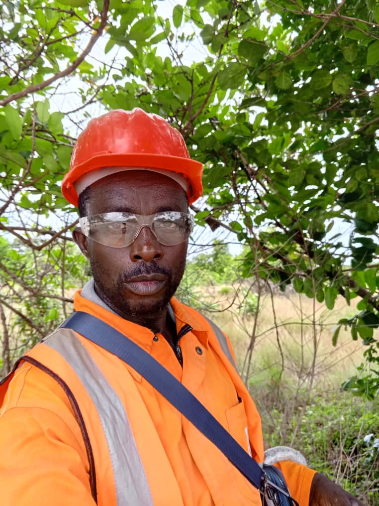 Chef de chantier de NDINGA E.G.S.T & G.C en équipement de protection individuelle