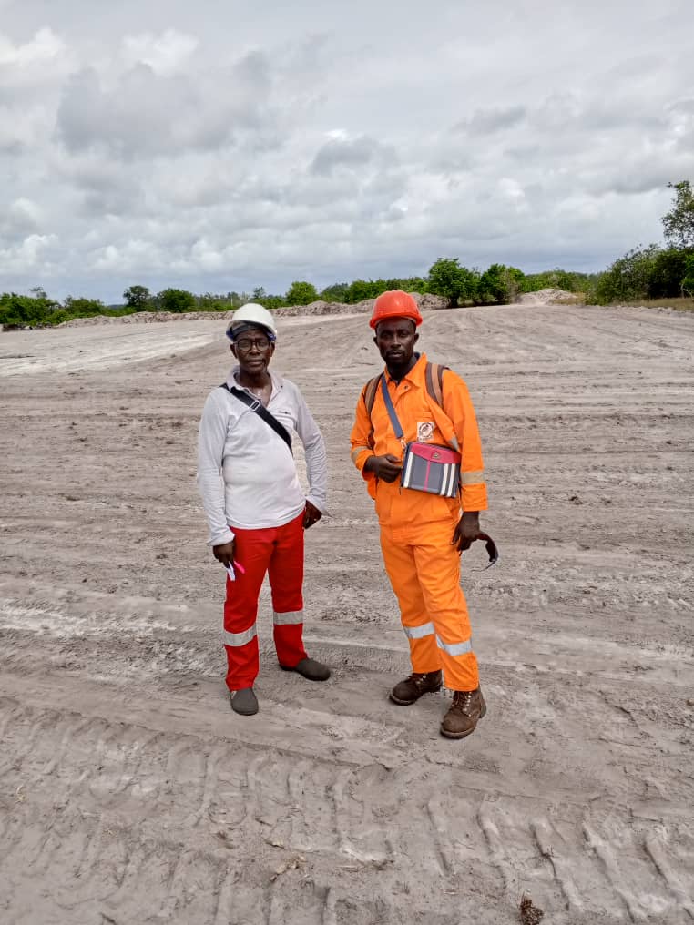 Deux membres de l’équipe NDINGA E.G.S.T & G.C sur un chantier
