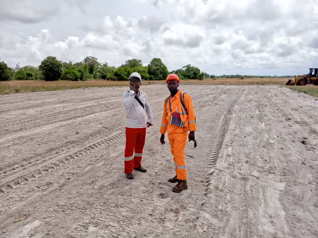Équipe NDINGA E.G.S.T & G.C sur un chantier de terrassement près de Port-Gentil