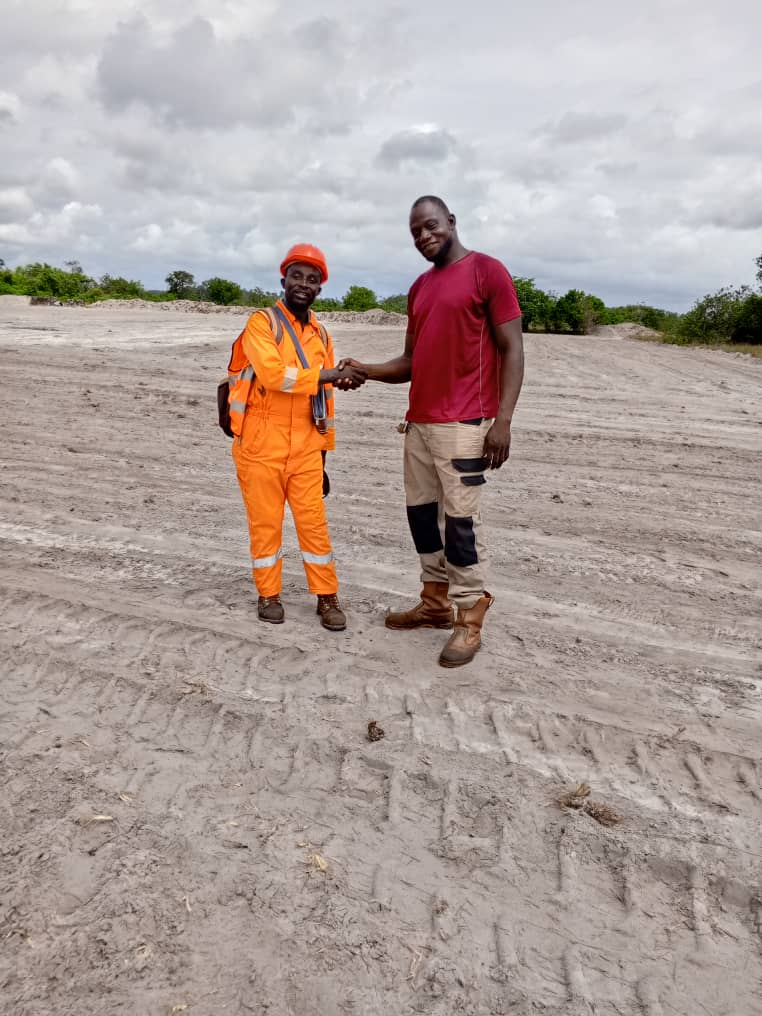 Poignée de main entre l’équipe et le client sur le chantier